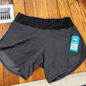 NWT Rabbit 6in Pocket Shorts M